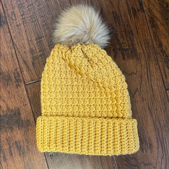 HAND KNIT pom pom toque - Picture 1 of 1